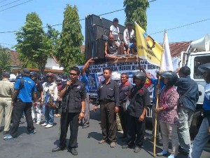 Ribuan Buruh Gelar Aksi Damai di Kantor Dispanertrans Tuntut Kesejahteraan.