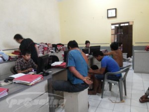 TERSANGKA PENCURIAN HEWAN SAAT DIPERIKSA