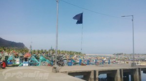 BENDERA HITAM DI DERMAGA copy