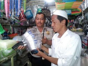 Kapolsek Semboro mengecek panci berlafadz Arab tak lazim