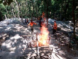 PEMUSNAHAN ALAT TAMBANG GUNUNG MANGGAR