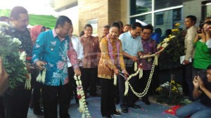 RINI SAAT MERESMIKAN GEDUNG MIMOSA MEDICAL CENTER