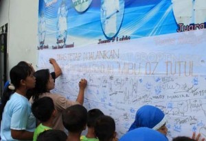 WALI MURID MEMBUBUHKAN TANDA TANGAN PENOLAKAN MUTASI KEPALA SEKOLAH