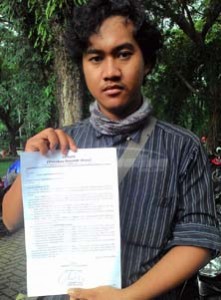 AHMAD FAISAL MENUNJUKKAN SURAT SOMASI