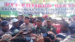 KAPOLRES DAN DANDIM 0824 JEMBER SAAT PENUTUPAN GALIAN TAMBANG