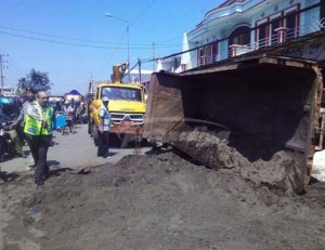 KECELAKAAN TRUK PASIR