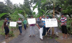 WARGA SIDODADI BLOKADE JALAN