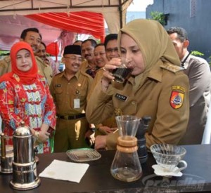 BUPATI FAIDA MENCOBA KOPI KAHYANGAN