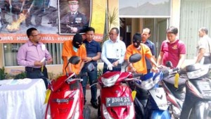 DUA TERSANGKA PENCURI SEPEDA MOTOR DAN BARANG BUKTINYA