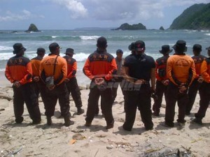 TIM SAR SAAT APEL PENCARIAN KORBAN HANYUT DI PAPUMA