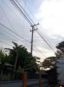 LAYANGAN NYANGKUT DI TIANG LISTRIK