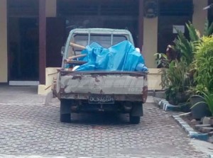 MOBIL PICK UP BERMUATAN KAYU ILEGAL