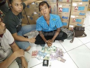 TERSANGKA AR BERSAMA BARANG BUKTI