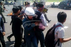 APARAT KEAMANAN MENGHALAU MAHASISWA