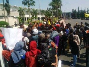DEMO PMII TOLAK IZIN TAMBANG