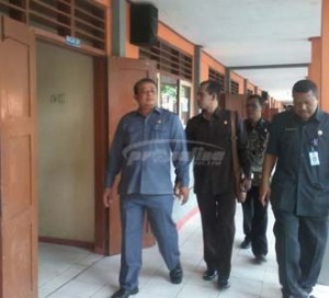 ISA MAHDI MEMANTAU UN DI SMPN 3 BALUNG
