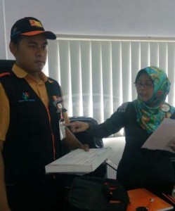 KEPALA BPS JEMBER MENUNJUKKAN TANDA PCL
