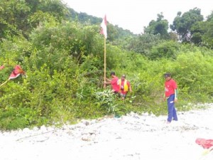 PEMASANGAN BENDERA MERAH PUTIH DI NUSA BARONG