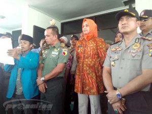 PERWAKILAN PMII MEMBACAKAN TUNTUTAN UNTUK BUPATI FAIDA