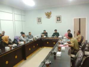 RAPAT KOMISI B DAN DPU PENGAIRAN