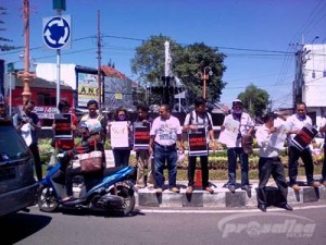 SEJUMLAH WARTAWAN MEMBENTANGKAN POSTER PROTES TERKAIT KETERBUKAAN INFORMASI