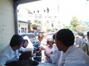 WARGA BEREBUT MEMBELI GULA MURAH