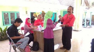 Penyerahan KIP oleh DPC PDIP Jember