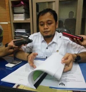 Ayub Junaidi menunjukkan naskah akademik Raperda SOTK Jember yang dinilai menjiplak milik Kediri