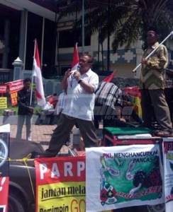 Moerod saat berorasi di bundaran DPRD Jember