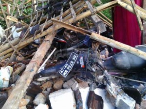 Rumah Hasan yang roboh akibat gempa.