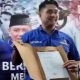Tri Sandy Apriana menunjukkan surat pemberhentiannya sebagai Ketua DPC Partai Demokrat Jember.